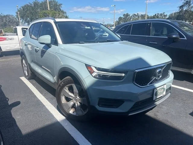 2019 Volvo XC40 Momentum AWD photo