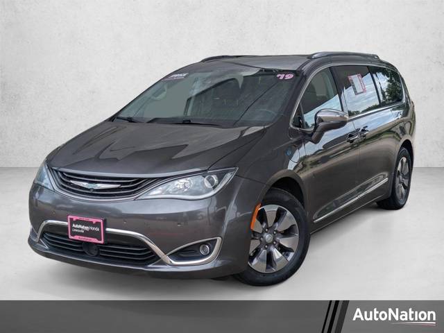 2019 Chrysler Pacifica Minivan Hybrid Limited FWD photo