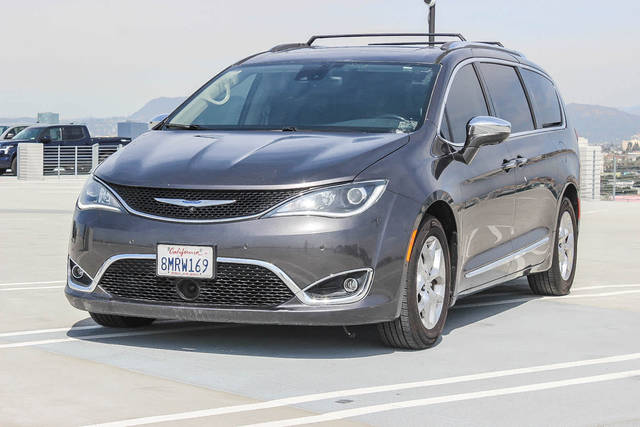 2018 Chrysler Pacifica Minivan Limited FWD photo