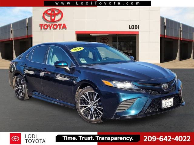 2019 Toyota Camry SE FWD photo
