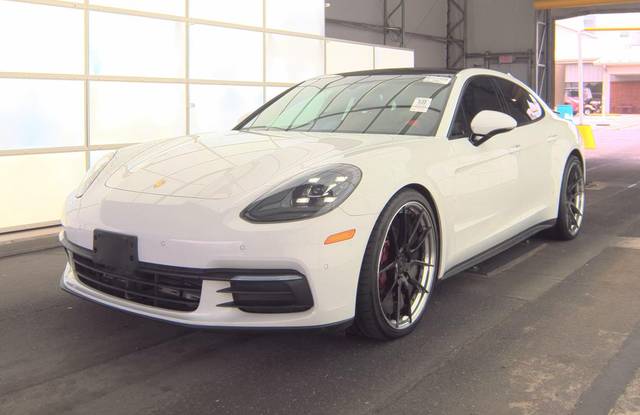 2018 Porsche Panamera RWD photo
