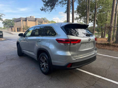 2017 Toyota Highlander LE FWD photo