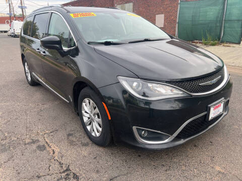 2018 Chrysler Pacifica Minivan Touring L FWD photo