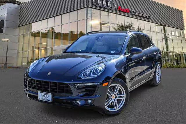 2018 Porsche Macan  AWD photo