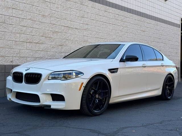 2016 BMW M5  RWD photo