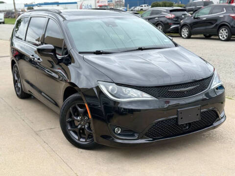 2019 Chrysler Pacifica Minivan Touring L Plus FWD photo