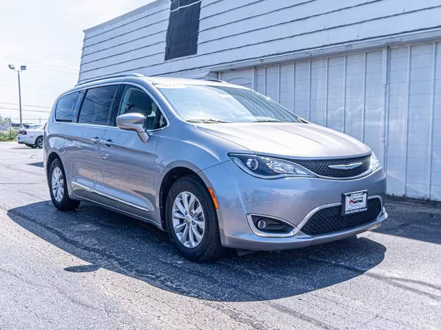 2018 Chrysler Pacifica Minivan Touring L FWD photo