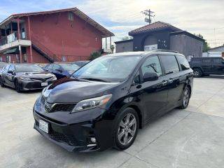 2019 Toyota Sienna SE FWD photo