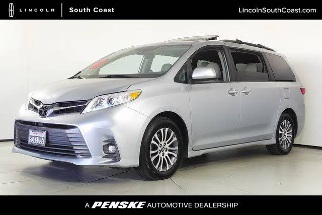 2019 Toyota Sienna XLE FWD photo