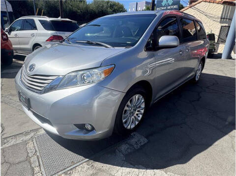 2017 Toyota Sienna XLE FWD photo