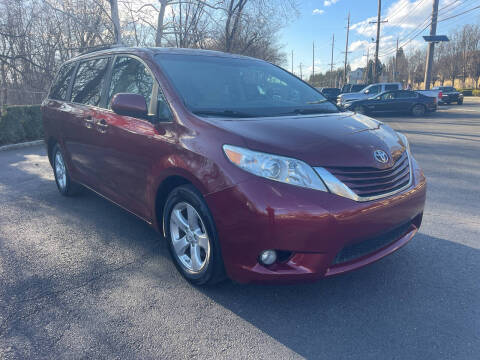 2015 Toyota Sienna LE FWD photo