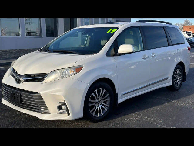 2019 Toyota Sienna XLE FWD photo