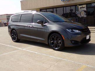 2019 Chrysler Pacifica Minivan Touring L FWD photo