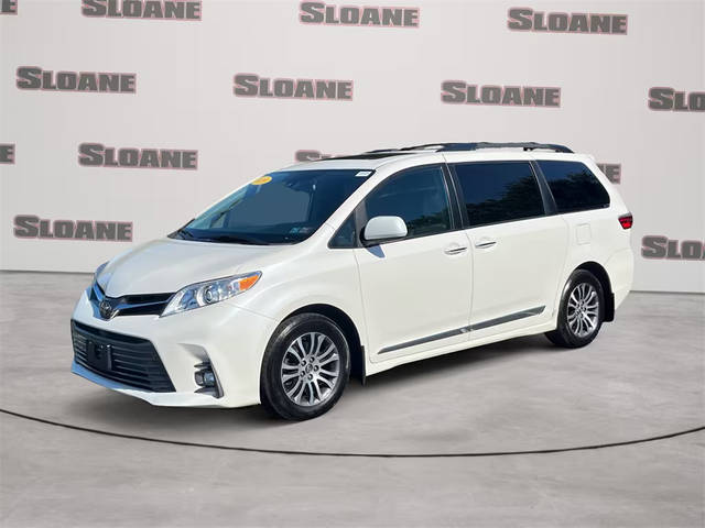 2019 Toyota Sienna XLE FWD photo