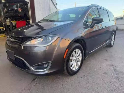 2018 Chrysler Pacifica Minivan Touring L FWD photo