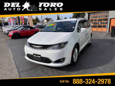 2017 Chrysler Pacifica Minivan Touring-L FWD photo