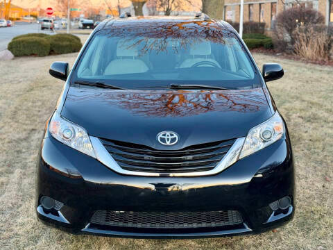 2015 Toyota Sienna LE FWD photo