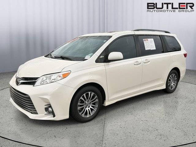 2019 Toyota Sienna XLE FWD photo