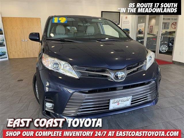 2019 Toyota Sienna XLE FWD photo