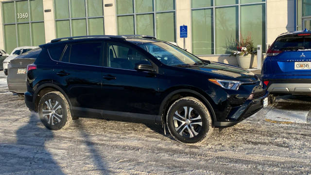 2018 Toyota RAV4 LE AWD photo