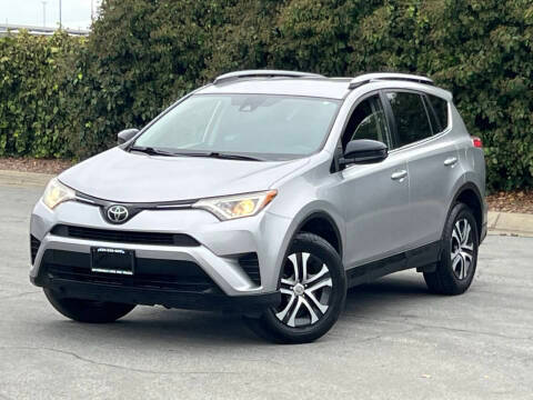 2018 Toyota RAV4 LE FWD photo