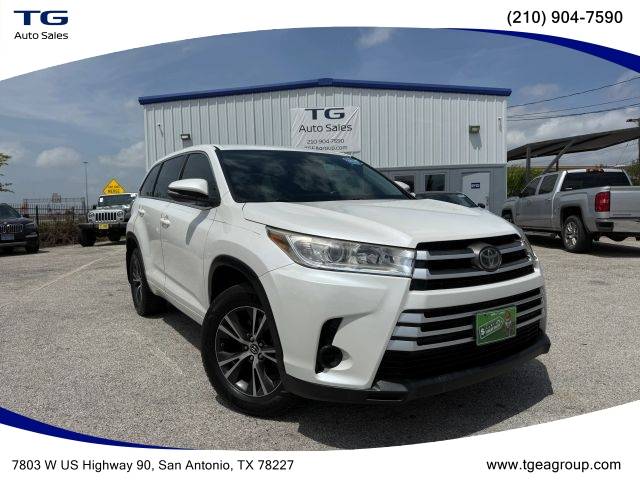 2017 Toyota Highlander LE FWD photo