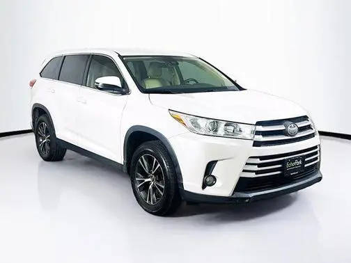 2019 Toyota Highlander LE Plus FWD photo