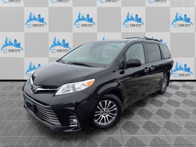 2019 Toyota Sienna XLE FWD photo