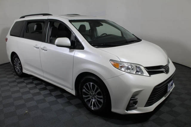 2019 Toyota Sienna XLE FWD photo