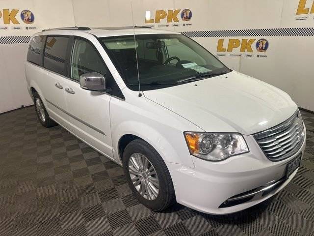 2015 Chrysler Town and Country Limited Platinum FWD photo