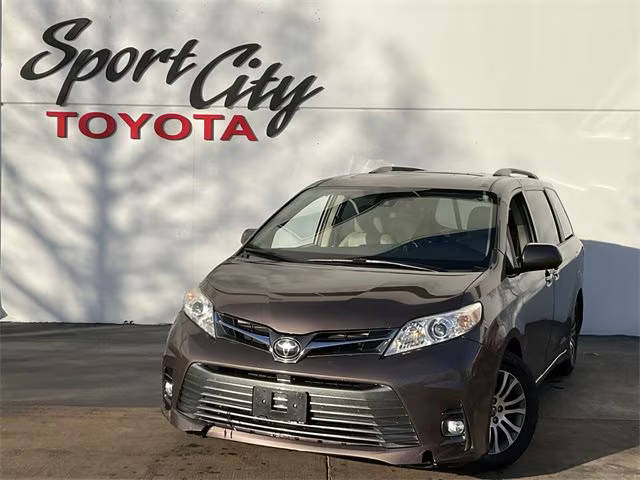 2019 Toyota Sienna XLE FWD photo