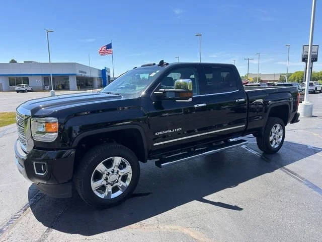 2019 GMC Sierra 2500HD Denali 4WD photo