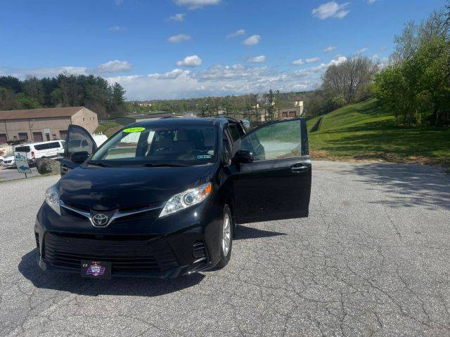 2019 Toyota Sienna LE FWD photo
