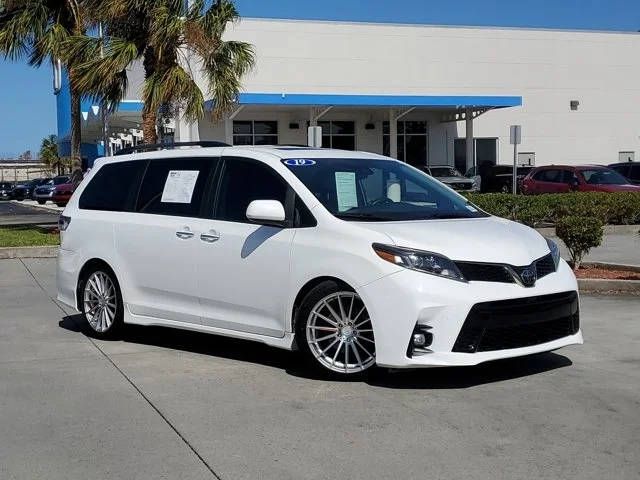 2019 Toyota Sienna SE Premium FWD photo