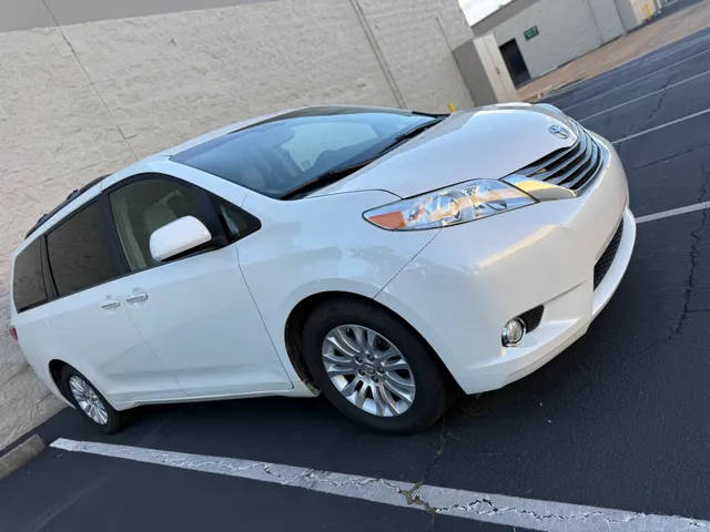 2015 Toyota Sienna XLE FWD photo