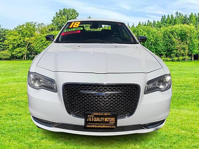 2018 Chrysler 300 Limited RWD photo