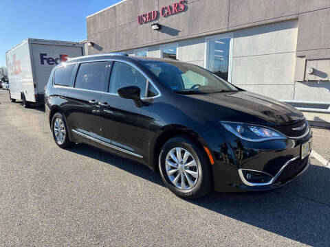2018 Chrysler Pacifica Minivan Touring L FWD photo