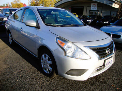 2016 Nissan Versa SV FWD photo