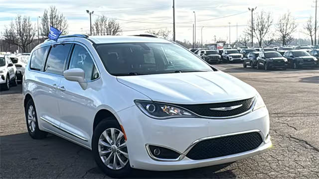 2018 Chrysler Pacifica Minivan Touring L FWD photo