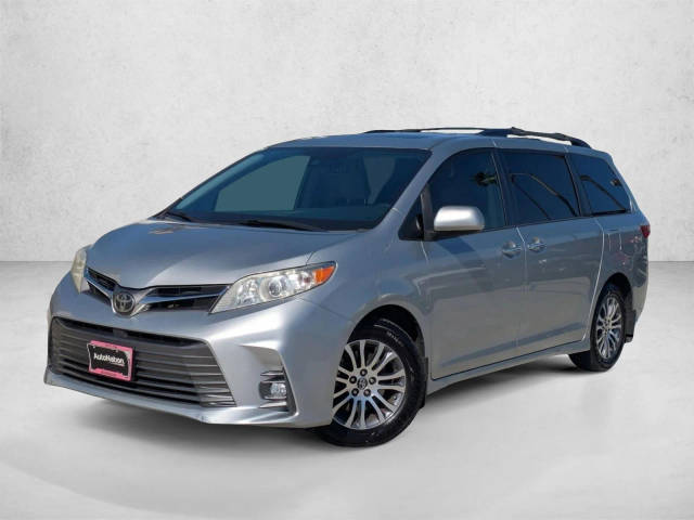 2019 Toyota Sienna XLE FWD photo