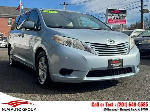 2015 Toyota Sienna LE FWD photo