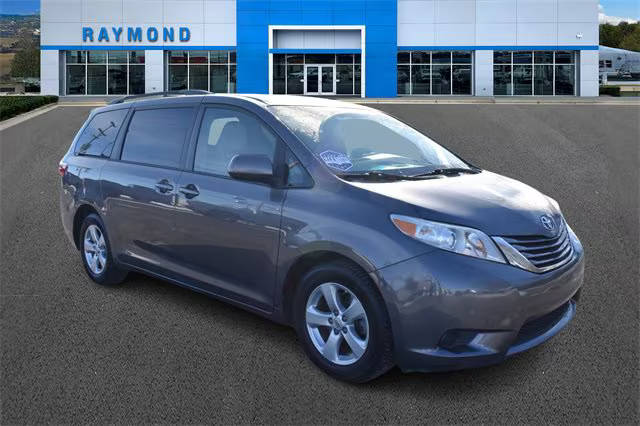 2015 Toyota Sienna LE FWD photo