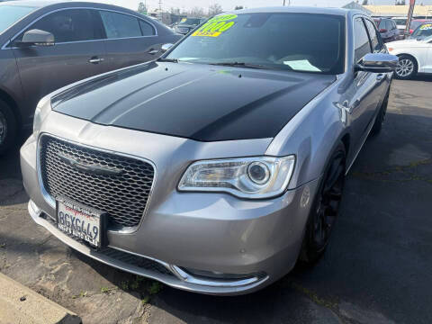 2017 Chrysler 300 300C RWD photo