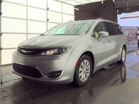 2017 Chrysler Pacifica Minivan Touring-L FWD photo