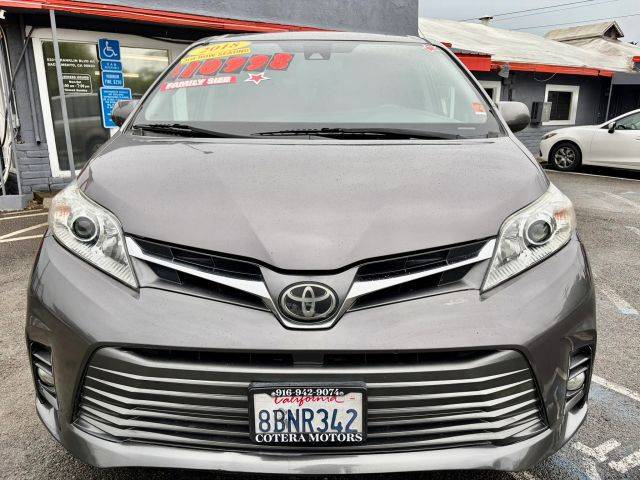 2018 Toyota Sienna XLE FWD photo