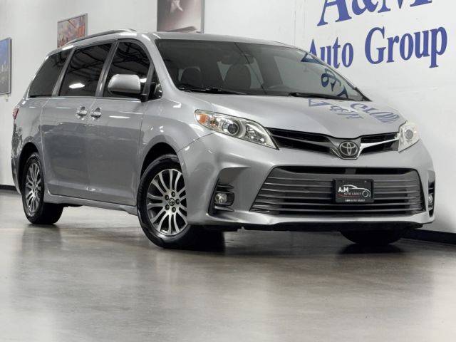 2018 Toyota Sienna XLE FWD photo