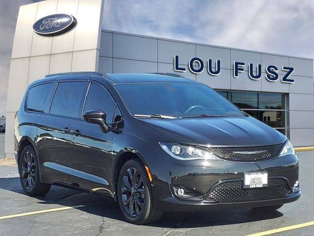 2019 Chrysler Pacifica Minivan Touring Plus FWD photo