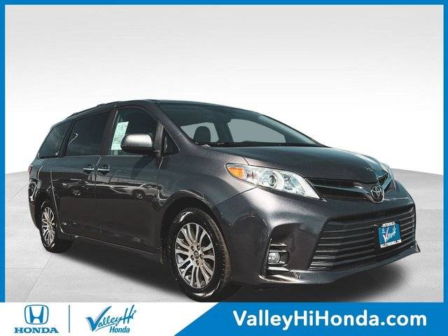 2019 Toyota Sienna XLE FWD photo