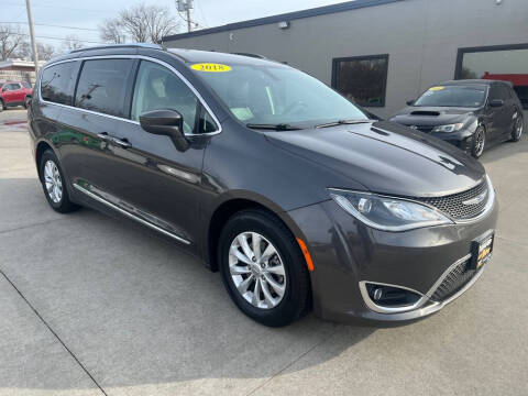 2018 Chrysler Pacifica Minivan Touring L FWD photo