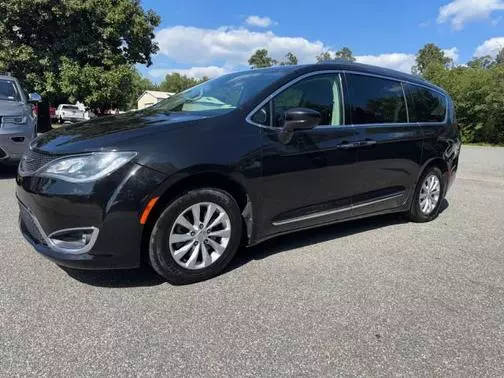 2018 Chrysler Pacifica Minivan Touring L FWD photo